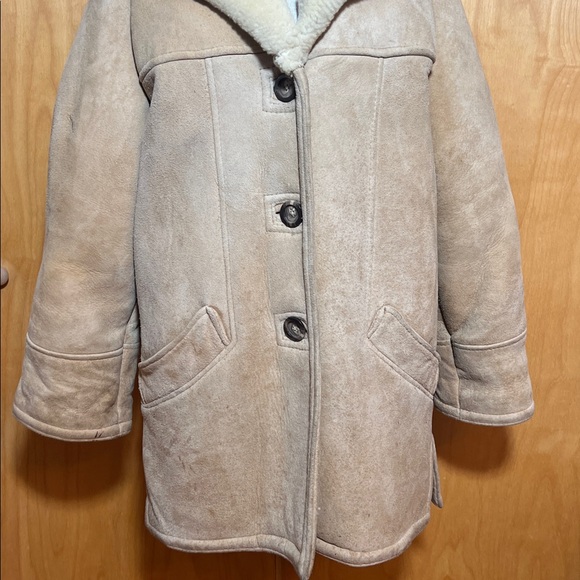 Vintage sheepskin coat with Button Closure - Picture 4 of 12